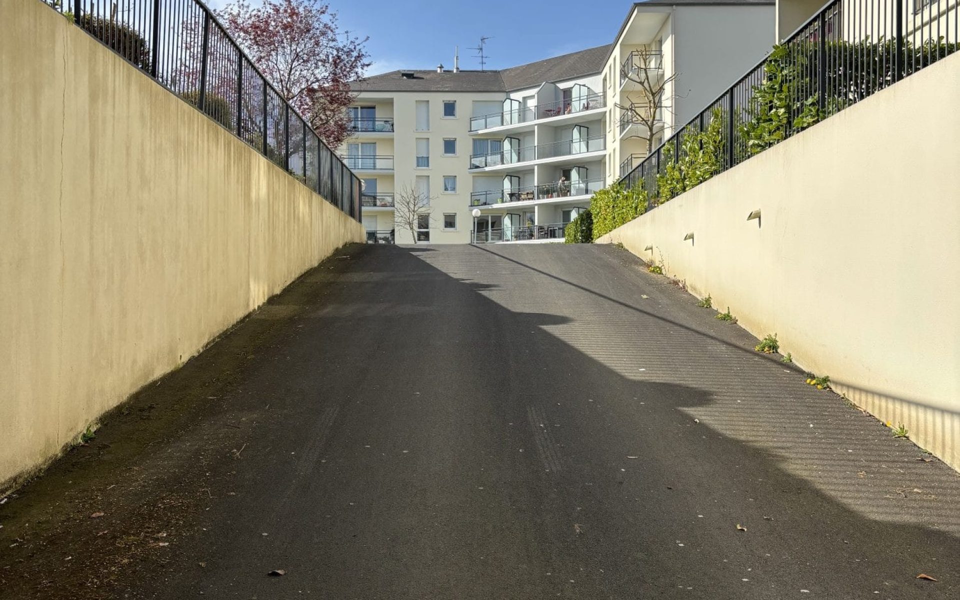 A-LOUER-CAEN-MEMORIAL-UN-GARAGE-FERME-EN-SOUS-SOL-1