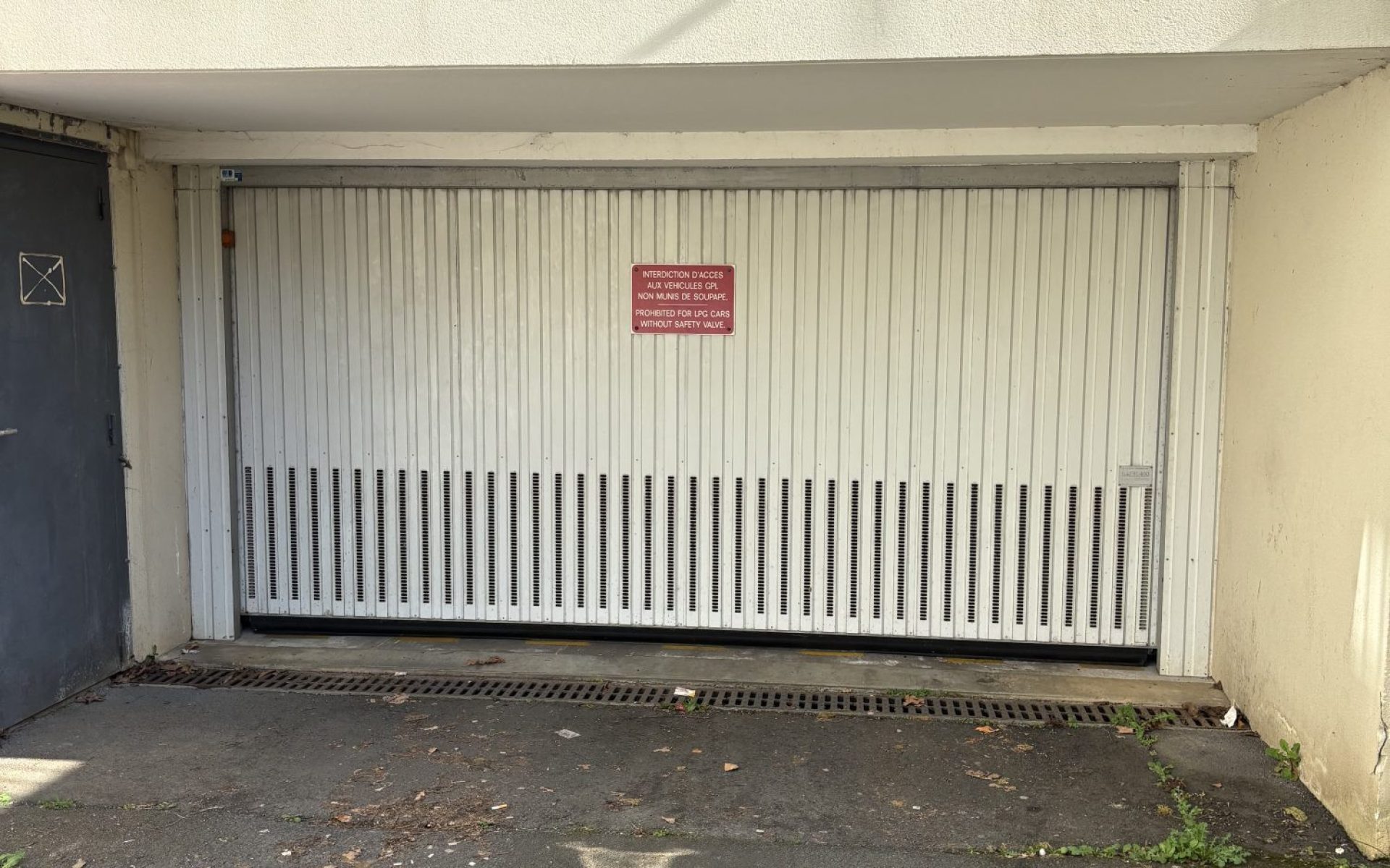 A-LOUER-CAEN-MEMORIAL-UN-GARAGE-FERME-EN-SOUS-SOL-2