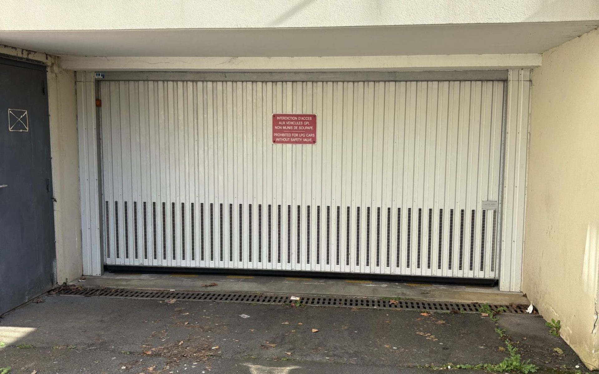 A-LOUER-CAEN-MEMORIAL-UN-GARAGE-FERME-EN-SOUS-SOL-2
