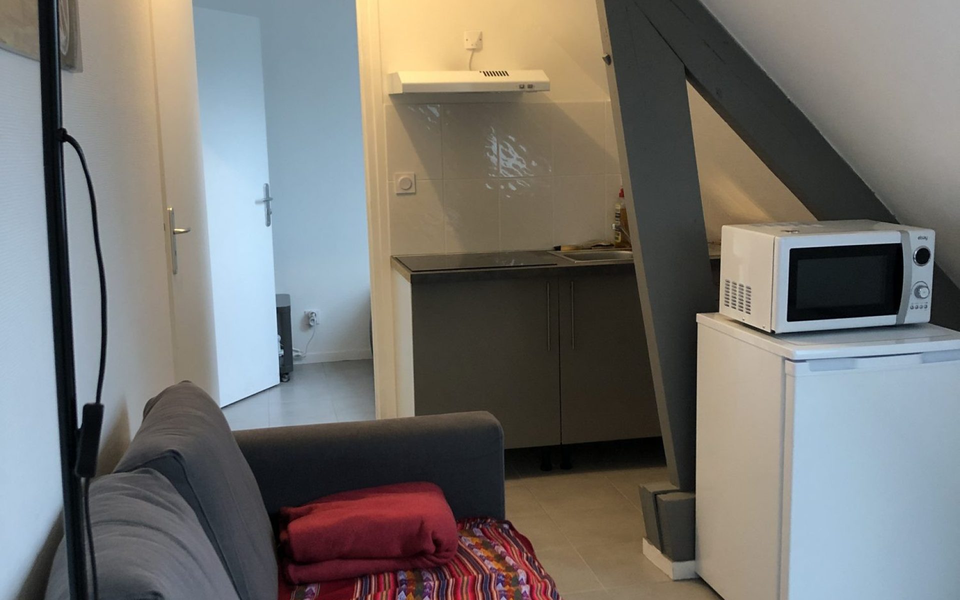 STUDIO NEUF MEUBLE FACE AU PORT DE CAEN